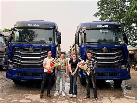 Bàn giao 2 cặp đầu kéo Max 460 cầu dầu và mooc ben Yunli về TP. Ninh Bình 