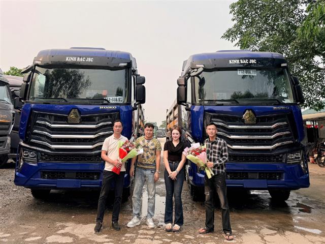 Bàn giao 2 cặp đầu kéo Max 460 cầu dầu và mooc ben Yunli về TP. Ninh Bình 