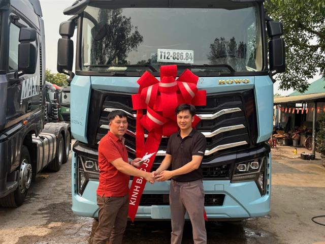 Bàn giao xe đầu kéo Howo Max 460 và mooc ben Soosan 2026
