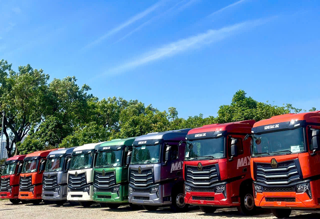 Xe đầu kéo Howo Max tổng quan bãi xe
